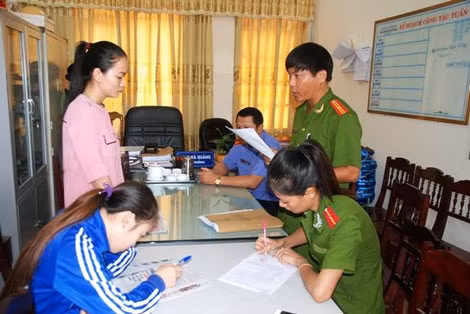 Đại diện Công an TP Đồng Hới, Quảng Bình đọc lệnh khởi tố bị can đối với Nguyễn Tú Anh.