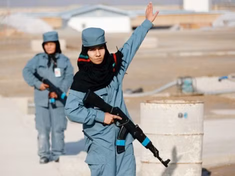 Nữ cảnh sát trong một buổi huấn luyện tuần tra ở miền Bắc Afghanistan. Nữ cảnh sát trong một buổi huấn luyện tuần tra ở miền Bắc Afghanistan.