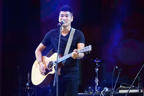 Mở màn chương trình, Tạ Quang Thắng trình diễn “Lá cờ”, do chính anh sáng tác, đây là ca khúc đã được Tạ Quang Thắng hát liên tục tại các chương trình lớn nhỏ vài năm gần đây.