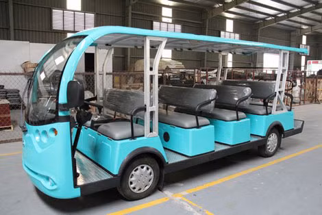 Xe điện phục vụ du khách và nhân dân tại Hải Phòng trong dịp Tết 2015.