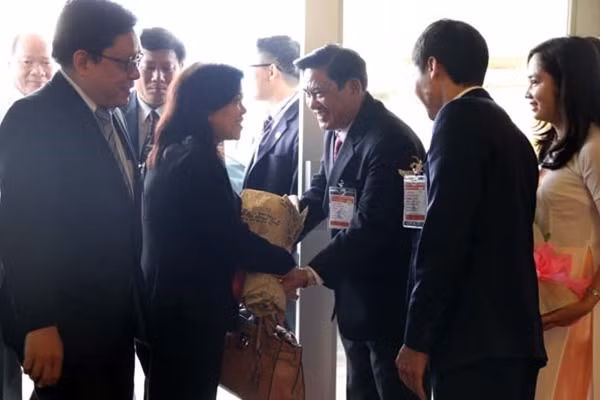 Sáng 29-3, tại sân bay quốc tế Tân Sơn Nhất, đồng chí Tống Anh Hào, Phó Chánh án TANDTC Việt Nam thân mật đón tiếp Đoàn đại biểu cấp cao Tòa án tối cao Philippines do bà Loudes Sereno, Chánh án Tòa án tối cao Philippines làm Trưởng đoàn, đến dự Hội nghị.