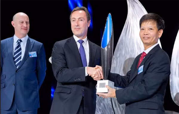Chủ tịch HĐQT kiêm TGĐ của Airbus, ông Fabrice Brégier và Phó TGĐ Vietnam Airlines Trịnh Ngọc Thành thực hiện nghi lễ bàn giao máy bay mới.