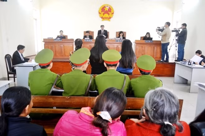 Sau 3 buổi xét xử tòa quyết định hoãn vì phát sinh nhiều mâu thuẫn