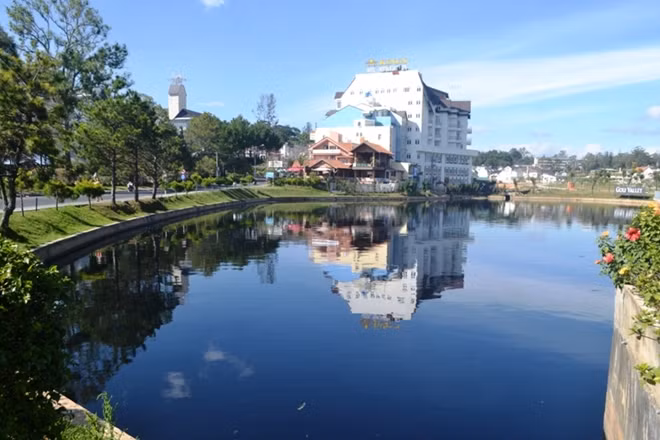 Vẫn còn hàng chục gia đình cùng nhà hàng, khách sạn xả thải vào hồ Đội Có