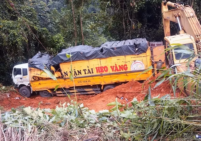 Lực lượng chức năng phải ủi đường để tiếp cận hiện trường