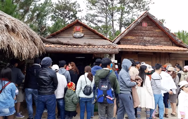 Du khách phải xếp hàng chờ mua vé vào khu du lịch tham quan
