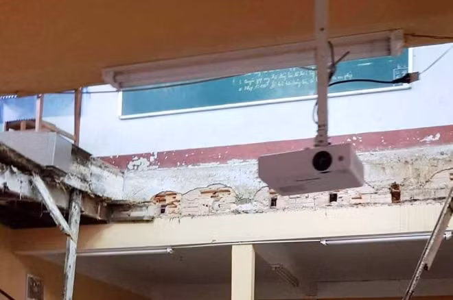 Sàn lớp học bị sập