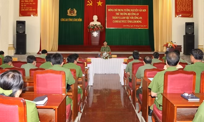 Quang cảnh buổi làm việc