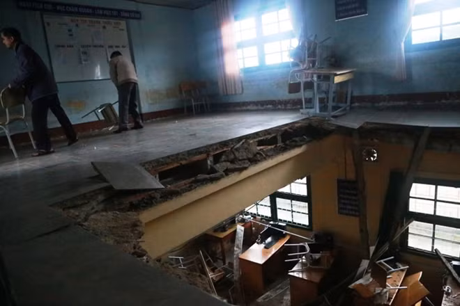 Hiện trường vụ sập lớp học