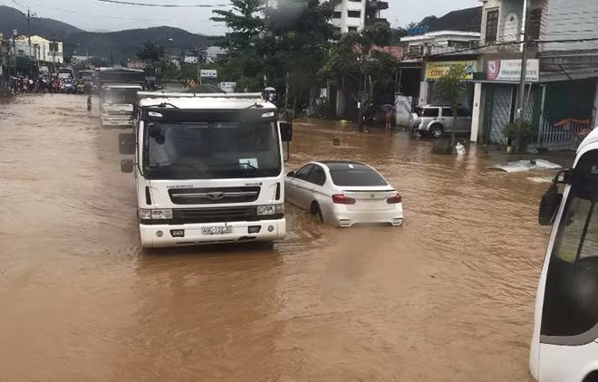 Nhiều xe chết máy khi cố di chuyển qua vùng lập nước