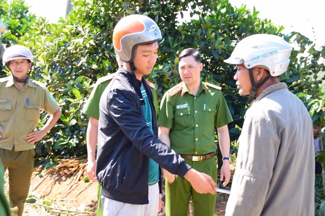 Lê Sỹ Quốc Thái Anh dựng lại hành vi dùng dao đâm nạn nhân