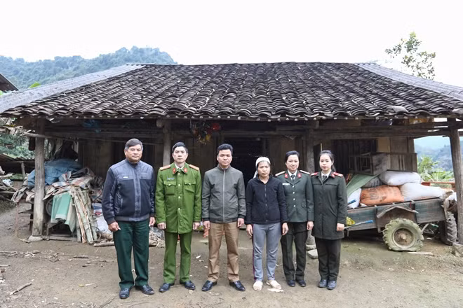 Thăm gia đình chị Triệu Thị Bên (SN 1974, ở thôn Nà Mừa, xã Trương Lương). Chồng mất cách đây không lâu, hiện tại chị là lao động chính của cả gia đình có 3 người con gái còn đang đi học
