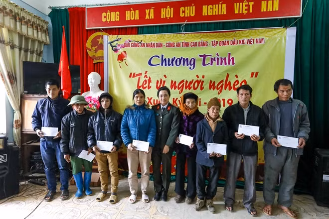 Đại diện Báo CAND trao tặng quà Tết cho bà con nghèo xã Bình Long (huyện Hoà An, tỉnh Cao Bằng). Năm 2000, xã được tặng Danh hiệu Anh hùng lực lượng vũ trang nhân dân thời kỳ kháng chiến.