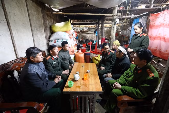 Thăm hỏi một hộ nghèo tại xã Trương Lương