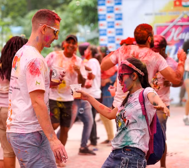 Âm nhạc là một phần không thể thiếu trong lễ hội Holi, đó là những bài hát truyền thống của Ấn Độ đã được phối lại theo nền nhạc hiện đại