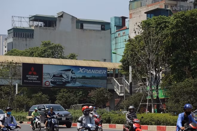 Được kỳ vọng sẽ mang sắc màu châu Âu vào giữa lòng Hà Nội, thế nhưng đã sang mùa thu thứ hai, hàng cây phong trồng dọc phố Trần Duy Hưng lại có dấu hiệu khô héo, trơ trụi.