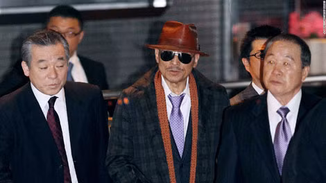 Kenichi Shinoda (giữa) - trùm băng Yamaguchi-gumi.