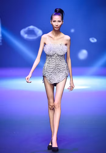 Hình ảnh gầy guộc của người mẫu Cao Ngân trong chương trình truyền hình thực tế "Tìm kiếm người mẫu Việt Nam".
