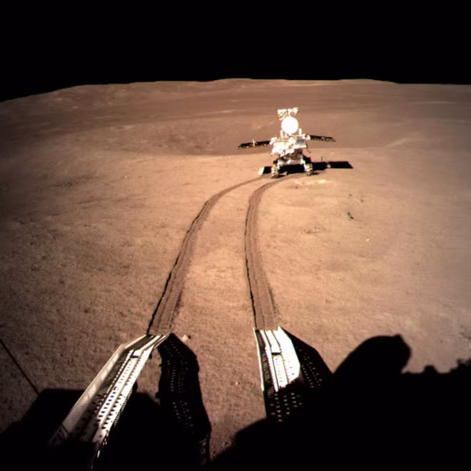 Yutu-2 rover của Trung Quốc ở bề tối của Mặt trăng, nơi cạnh tranh giữa các quốc gia châu Á đang kéo dài.