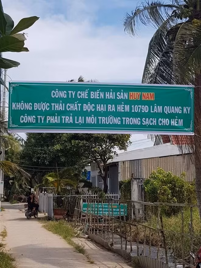Băng rôn phản ánh vì ô nhiễm môi trường được căng ở đầu con hẻm.