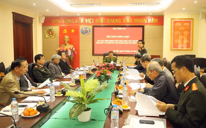 Trung tướng Trần Minh Thư, Viện trưởng Chiến lược và Khoa học Công an điều hành tham luận tại Hội thảo.