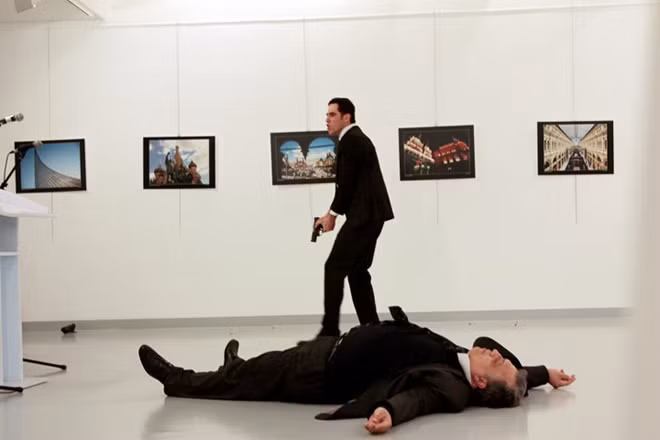 Kẻ thủ ác bắn chết ông Andrei Karlov...
