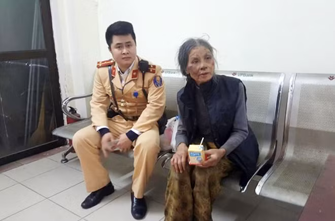 Bà cụ được tổ công tác thuộc Ðội CSGT số 4 Hà Nội phát hiện sau 2 ngày bị lạc.