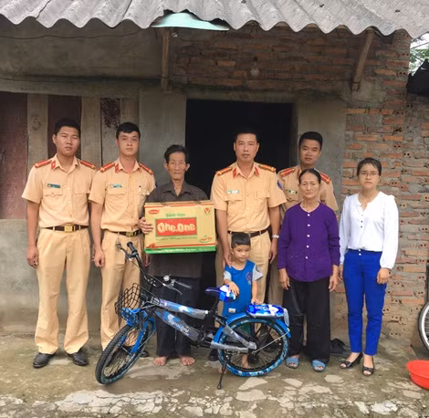 Phòng CSGT đường thủy, Công an tỉnh Vĩnh Phúc tặng quà, nhận đỡ đầu hai anh em Hào và Ðức (xã Như Thụy, huyện Sông Lô, tỉnh Vĩnh Phúc).