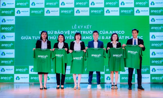 Quang Hải cùng đại diện Tập đoàn An Phát Holdings tại buổi lễ.