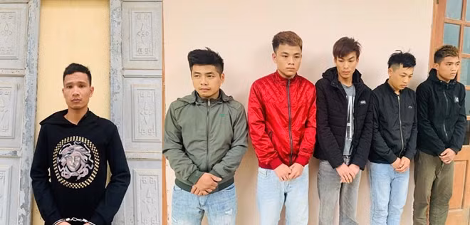 Đối tượng Trương Xuân Linh (trái) cùng các đối tượng trong ổ nhóm và các tang vật thu được.