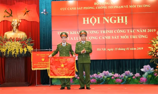 Thứ trưởng Lê Quý Vương trao Cờ thi đua xuất sắc của Bộ Công an tặng Tập thể Phòng Cảnh sát PCTP về môi trường trong lĩnh vực nông nghiệp, ngư nghiệp.