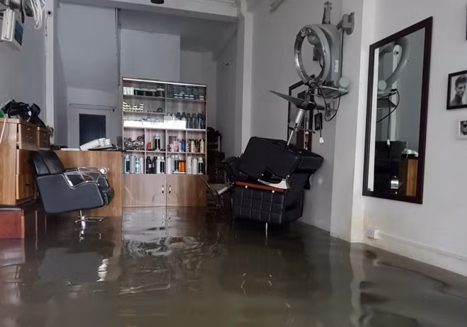 Một tiệm hớt tóc gội đầu kê cao ghế tránh hư hỏng.