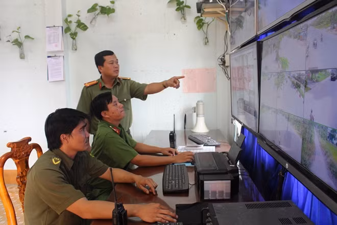 Công an huyện Cần Giuộc kiểm tra hình ảnh truyền về từ camera giám sát ANTT trên địa bàn xã Mỹ Lộc, huyện Cần Giuộc.