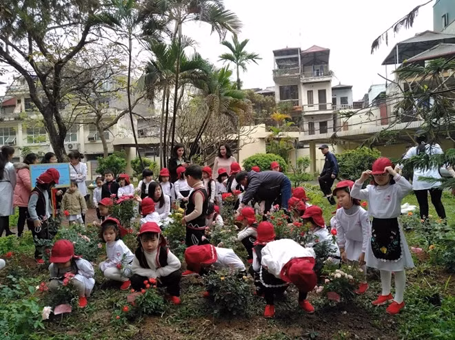 Học sinh trường mầm non chất lượng cao Việt - Bun hào hứng trồng hoa hồng trong khuôn viên Đại sứ quán. Ảnh: Việt Anh