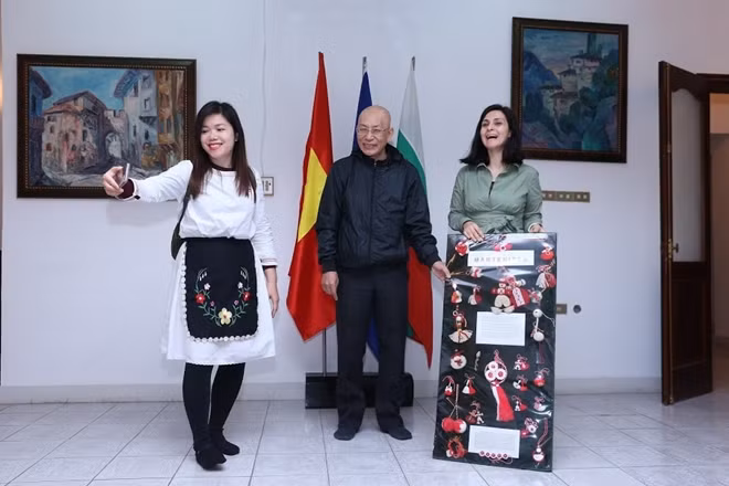 Bà Đại sứ Marinela Petkova đang giới thiệu về ngày Granny Marta. Ảnh: Việt Anh