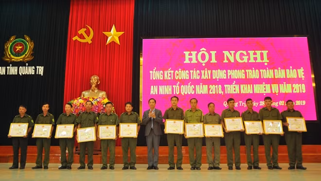 UBND tỉnh Quảng Trị trao tặng Bằng khen cho các tập thể, cá nhân.