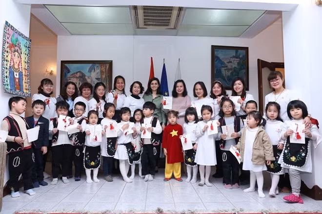 Học sinh trường mầm non chất lượng cao Việt - Bun rất hào hứng được thăm Đại sứ quán Bulgaria. Ảnh: Việt Anh