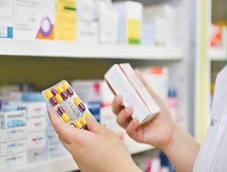 Thuốc giả có màu nhạt, chữ nhòe, không rõ nét như thuốc thật.