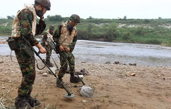 Binh sĩ Hàn Quốc đang làm sạch bom mìn dọc DMZ.
