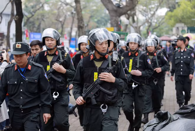Lực lượng CSCĐ tuần tra tại khu vực xung quanh khách sạn Metropole.