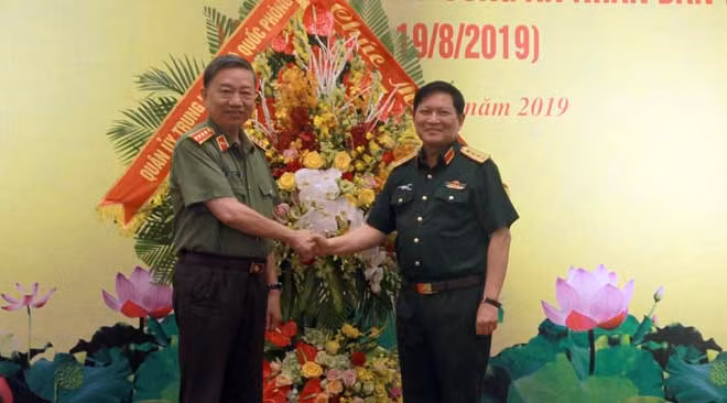 Bộ trưởng Ngô Xuân Lịch tặng hoa chúc mừng Bộ trưởng Tô Lâm.