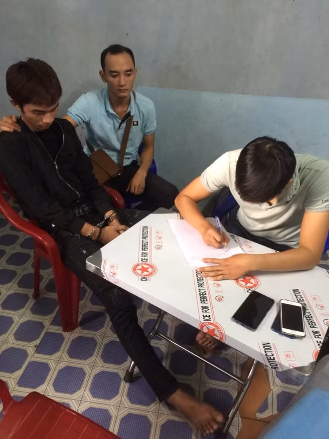 Hỏi cung đối tượng phạm tội.
