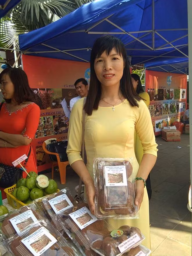 Chị Dơn giới thiệu sản phẩm nấm của gia đình tại hội chợ “Ngày hội phụ nữ khởi nghiệp năm 2018”.