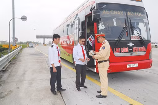 Những người đón xuân trên đường cao tốc
