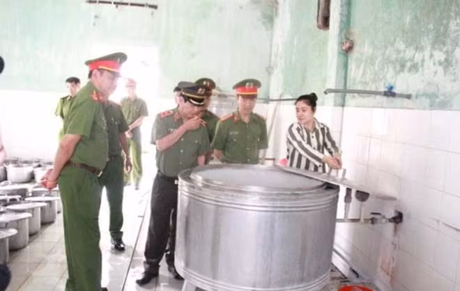 Thứ trưởng Nguyễn Văn Sơn kiểm tra bếp nấu tại Trại giam Quyết Tiến