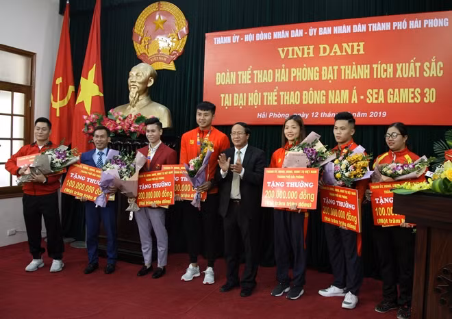 Thành ủy Hải Phòng khen thưởng VĐV, HLV giành Huy chương vàng.