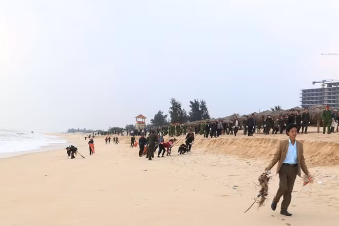 Lực lượng Công an cùng nhân dân làm sạch bãi biển Nhật Lệ.