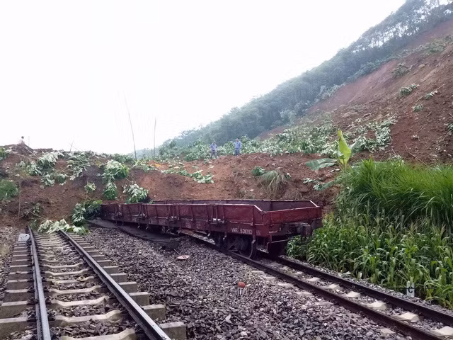 7 toa tàu đang chờ bốc hàng bị vùi lấp. Chưa xác định thương vong về người. (Ảnh: TA)