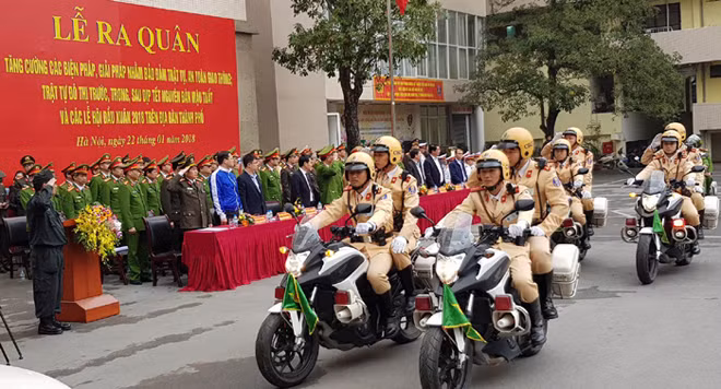 Công an Hà Nội ra quân đảm bảo trật tự an toàn giao thông.