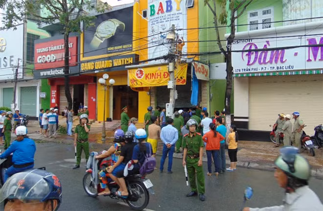Lực lượng Công an TP Bạc Liêu, phong tỏa hiện trường để làm rõ nguyên nhân vụ cháy.
